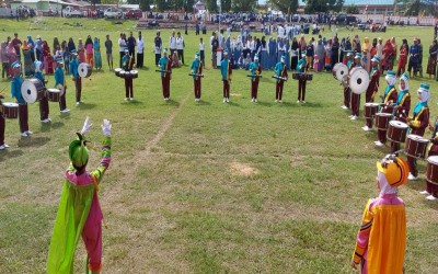Drumband Gita Pesona Mosa'ut SMP 1 Luwuk Timur Tampil Memukau di HUT RI Kecamatan Luwuk Timur